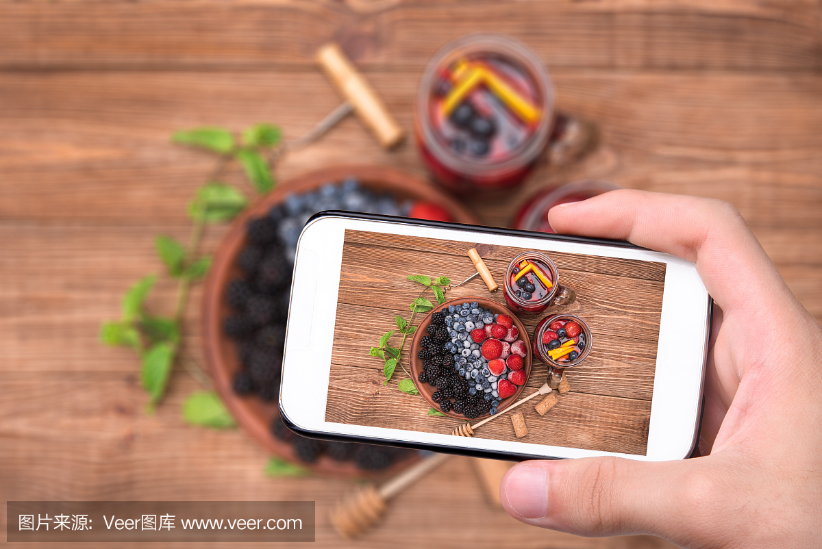 紅酒桑格利亞配新鮮漿果。